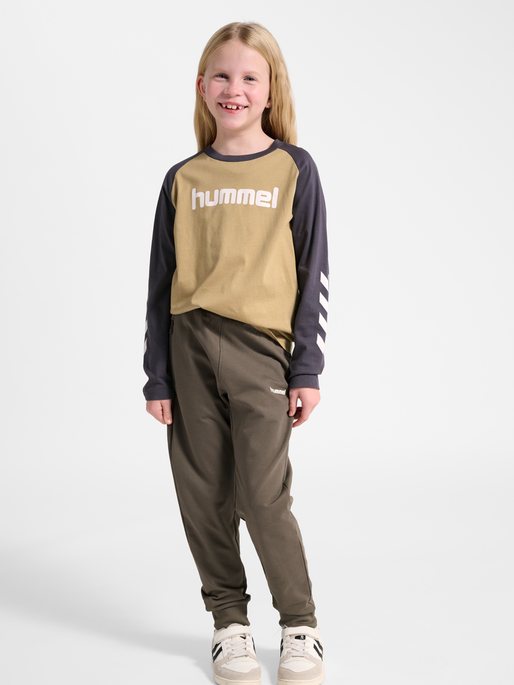 hmlJR LOGO T-SHIRT L/S, CORNSTALK, model
