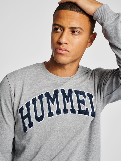 hmlIC BILL SWEATSHIRT, GREY MELANGE, model