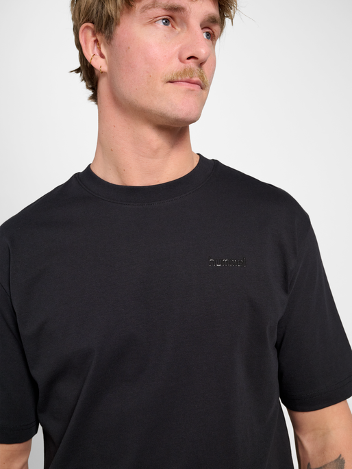 hmlKEEPER LOGO T-SHIRT S/S, BLACK, model