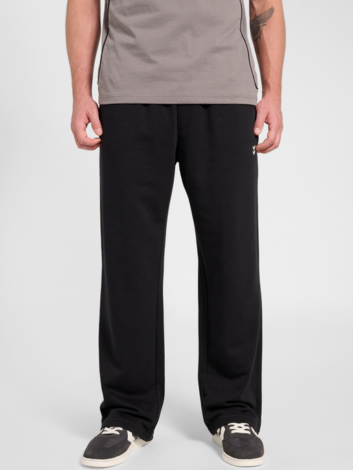 hmlPULSE WIDE SWEAT PANTS, BLACK, model
