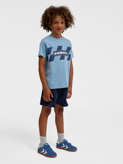 hmlPETS T-SHIRT S/S, FADED DENIM, model