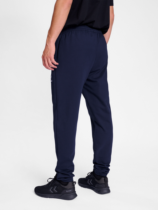 hmlGO 2.0 SWEATPANTS, MARINE, model