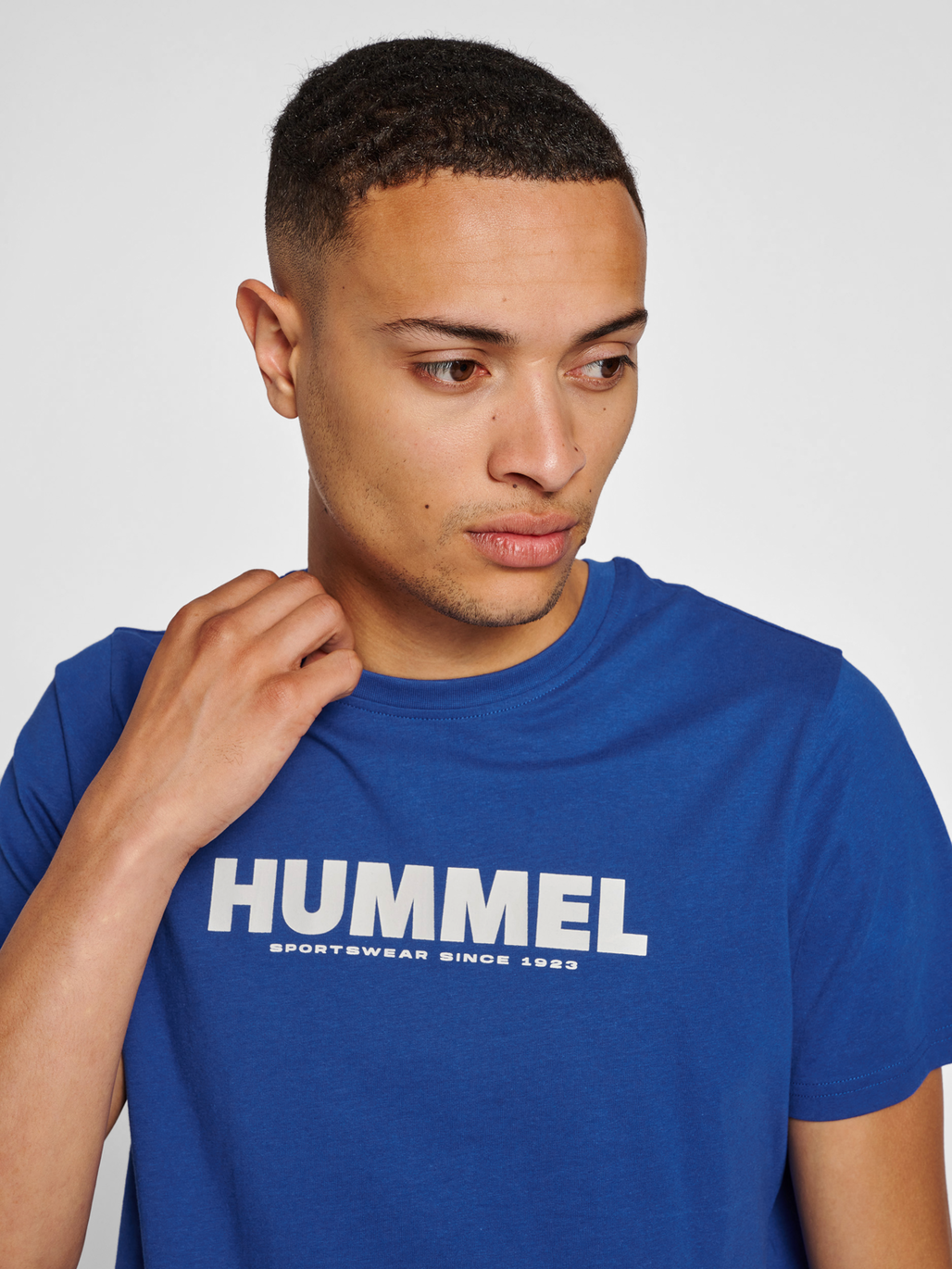 hmlLEGACY T-SHIRT, MAZARINE BLUE, model