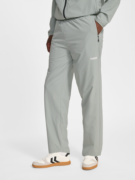 hmlPULSE PANTS, BELGIAN BLOCK, model