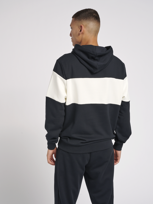 hmlLGC MUSA HOODIE, 2001, model