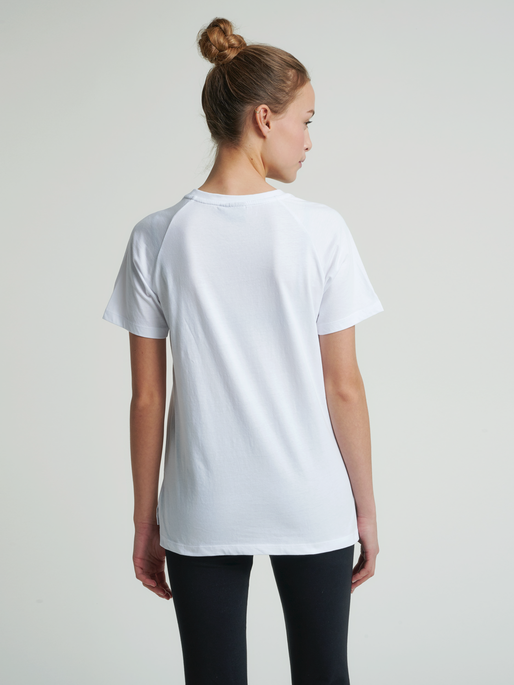 hmlZENIA T-SHIRT S/S, WHITE, model