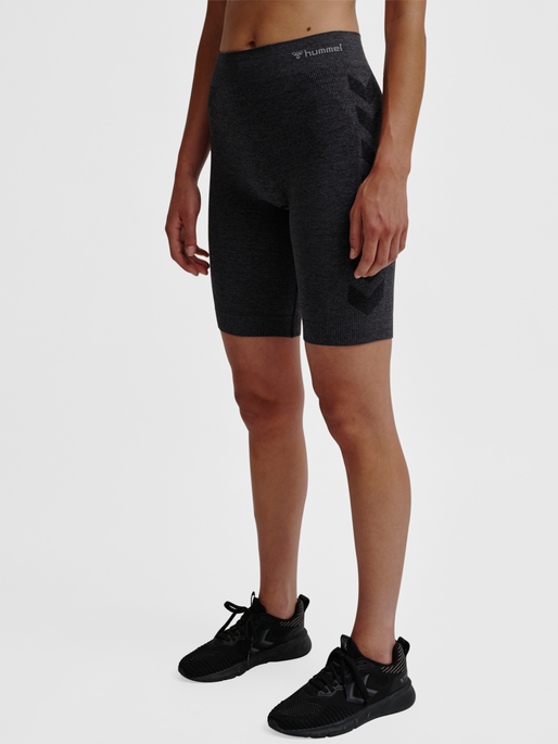 hmlCI SEAMLESS CYCLING SHORTS, BLACK MELANGE, model
