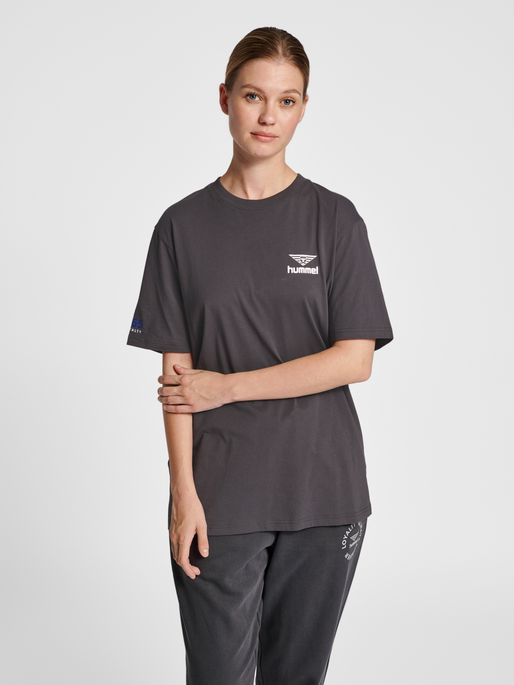 hmlLGC 365 T-SHIRT, BLACKENED PEARL, model