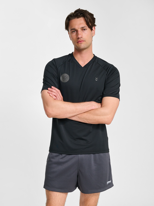 hmlPULSE MESH T-SHIRT S/S, BLACK/EBONY, model