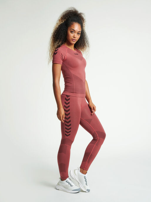 HUMMEL FIRST SEAMLESS JERSEY S/S W, MARSALA, model