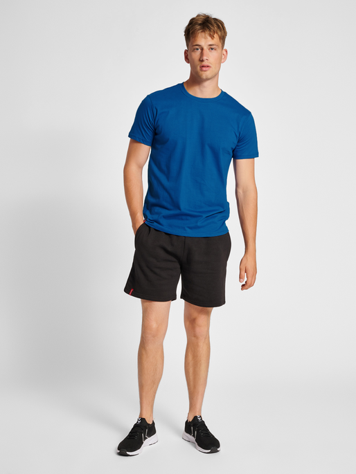 hmlRED HEAVY T-SHIRT S/S, TRUE BLUE, model