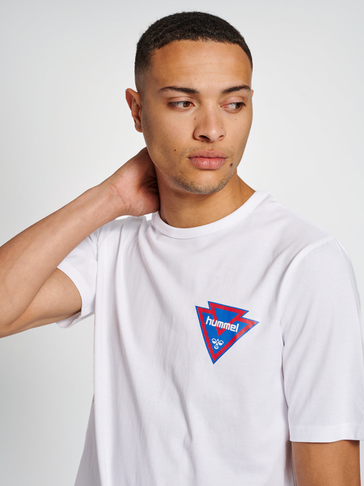 hmlIC POWEL T-SHIRT, WHITE, model