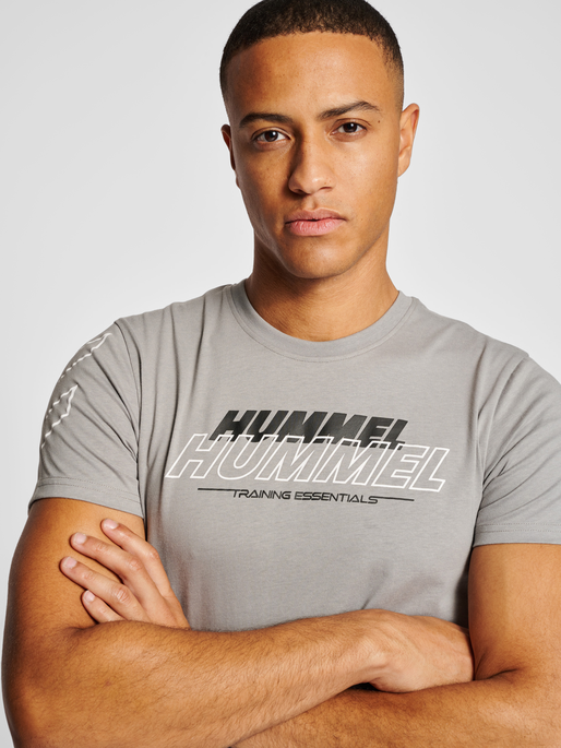 hmlTE JEFF COTTON T-SHIRT, SHARKSKIN, model