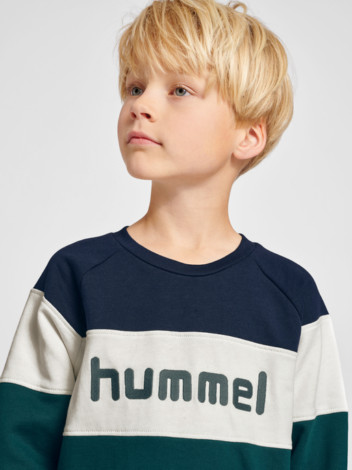 hmlCLAES SWEATSHIRT, DEEP TEAL, model