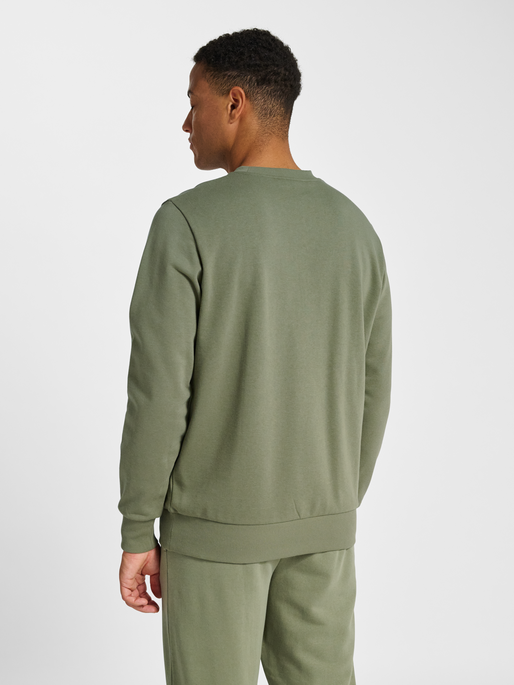 hmlPULSE SWEAT CREWNECK, DEEP LICHEN GREEN, model