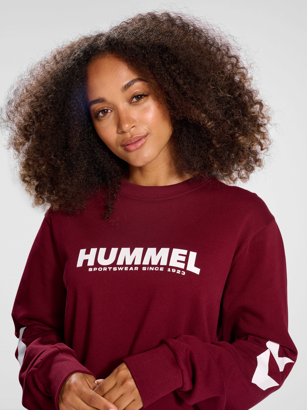 hmlLEGACY SWEATSHIRT, CABERNET, model