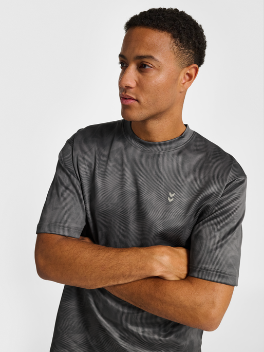 hmlHIIT AOP LOOSE T-SHIRT S/S, SHARK, model