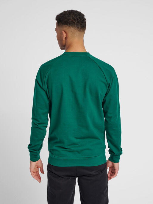 HUMMEL GO COTTON LOGO SWEATSHIRT, EVERGREEN, model