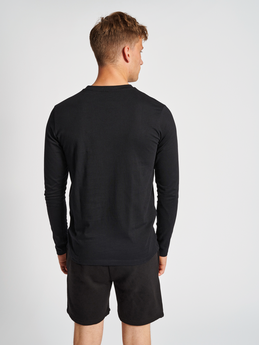 hmlRED HEAVY T-SHIRT L/S, BLACK, model