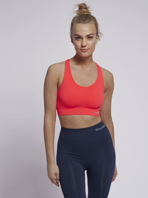 SUE SEAMLESS SPORTS TOP, FIERY CORAL, model
