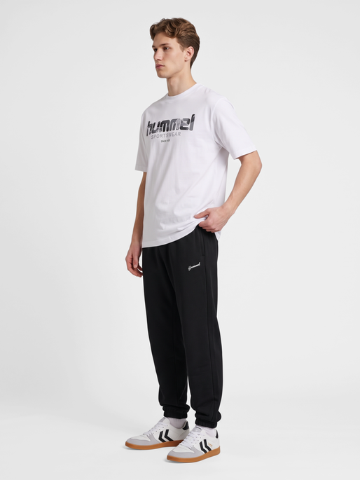 hmlCLUB LOGO T-SHIRT S/S, WHITE, model