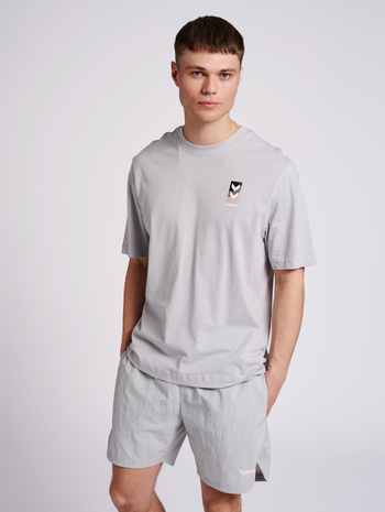 hmlLGC CHARLES T-SHIRT, HARBOR MIST, model