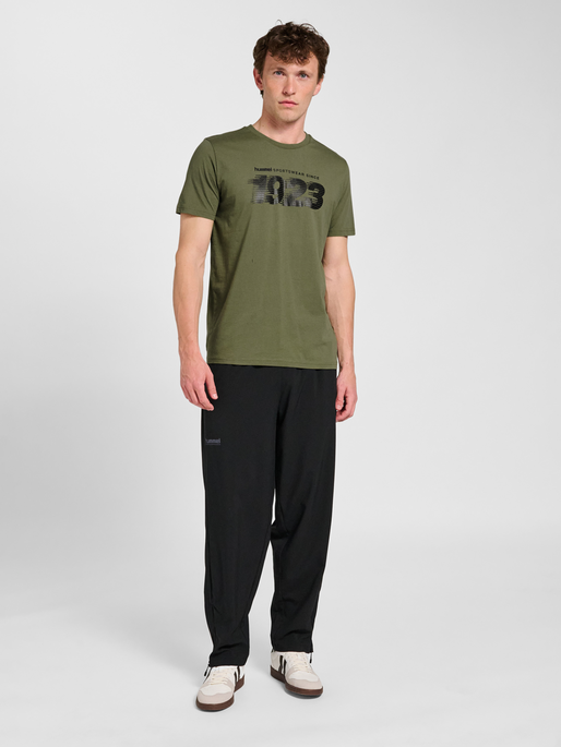 hmlPULSE GRAPHIC T-SHIRT S/S, DEEP LICHEN GREEN, model