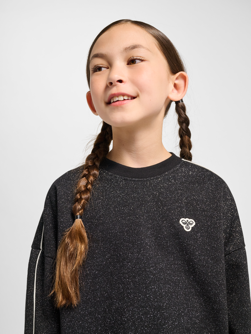 hmlJR LOOSE GLITTER CREWNECK, BLACK, model