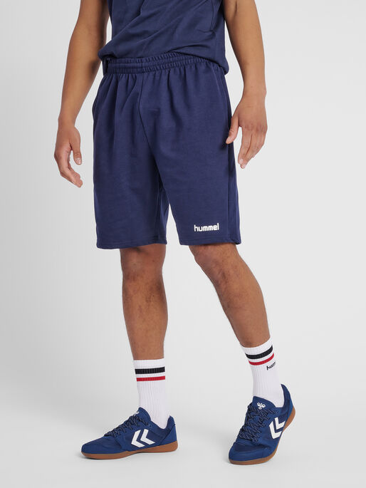 HMLGO COTTON BERMUDA SHORTS, MARINE, model