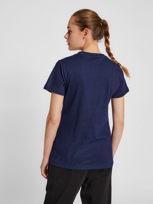 hmlRED HEAVY T-SHIRT S/S WOMAN, MARINE, model
