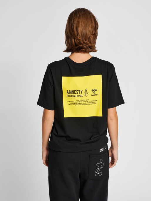 hmlAMNESTY LABEL T-SHIRT, 2001, model