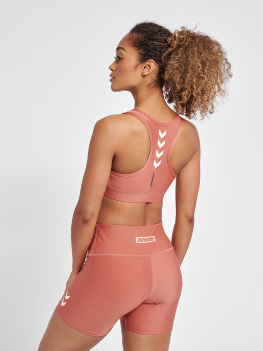 hmlTE TOLA SPORTS BRA, WITHERED ROSE, model