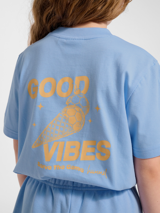 hmlJR REG GRAPHIC T-SHIRT S/S, SERENITY, model