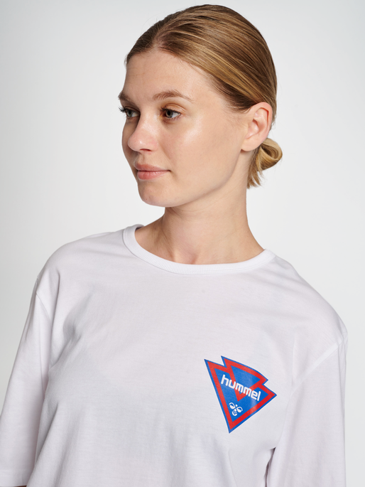 hmlIC POWEL T-SHIRT, WHITE, model
