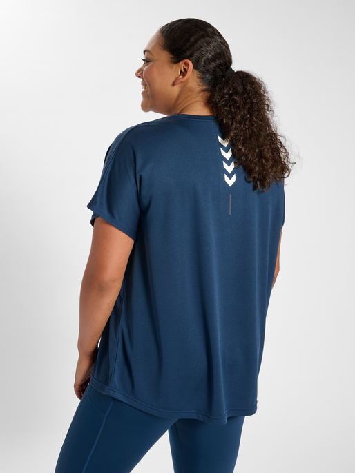 hmlTE CURVY LOOSE T-SHIRT PLUS, INSIGNIA BLUE, model