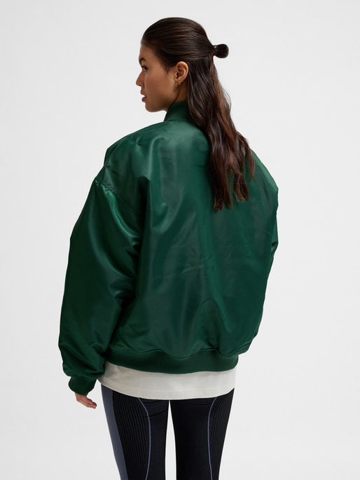 hmlBASEBALL JACKET BEE, DARK GREEN, model