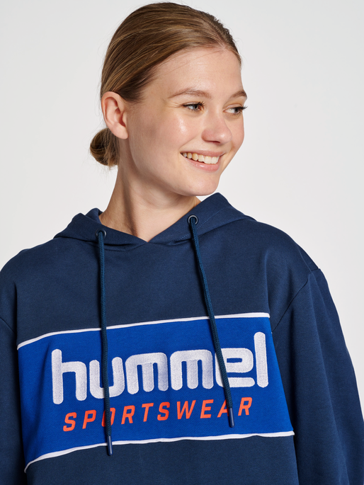 hmlLGC JULIAN HOODIE, DRESS BLUES, model