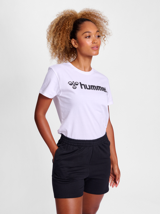 hmlGO 2.0 LOGO T-SHIRT S/S WOMAN, WHITE, model