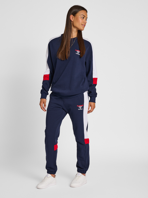 hmlIC CLAUDE SWEATSHIRT, 7666, model