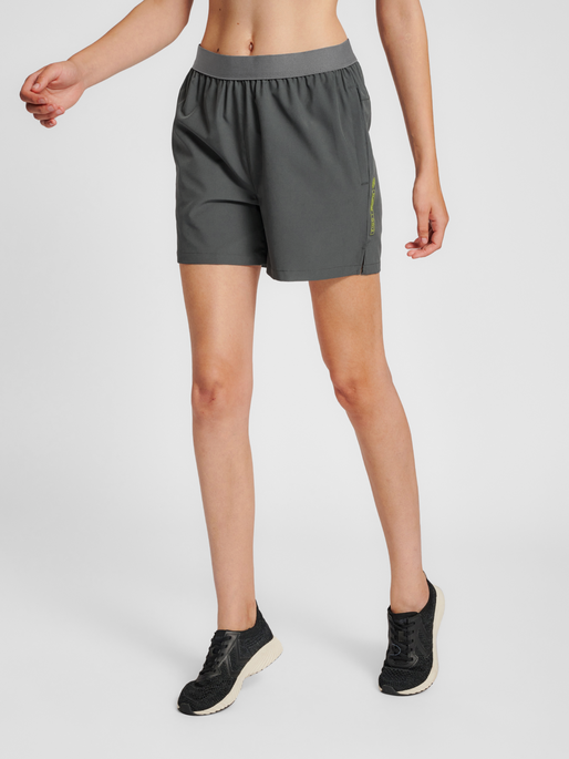 hmlGG12 TRAINING SHORTS WOMAN, FORGED IRON, model