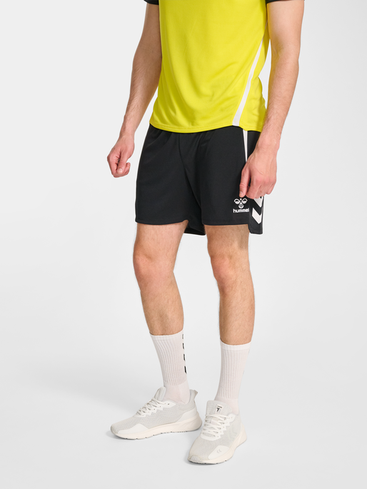 hmlLEAD 2.0 SHORTS, BLACK, model