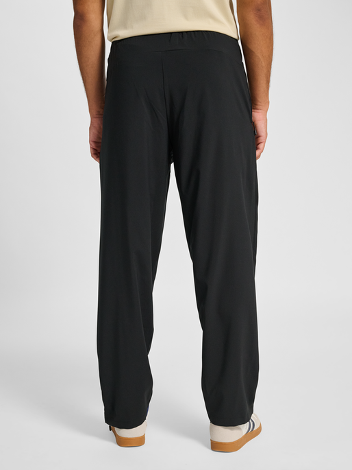 hmlPULSE WINDBREAKER PANTS, BLACK, model