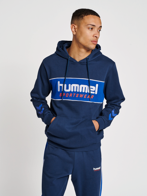 hmlLGC JULIAN HOODIE, DRESS BLUES, model