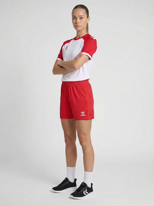 hmlESSENTIAL SHORTS WOMAN, TRUE RED, model