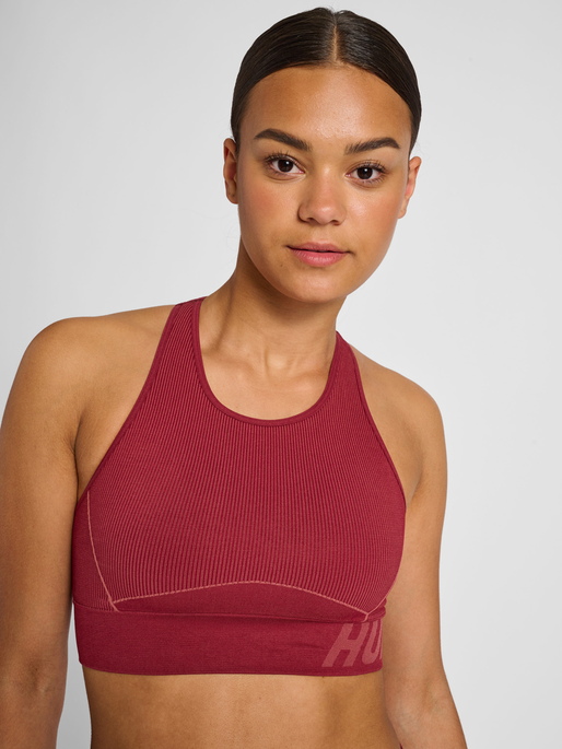 hmlTE CHRISTEL SEAMLESS SPORTS TOP, CABERNET/APPLE BUTTER MELANGE, model