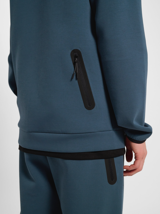 DBU 26 TRAVEL TECH ZIP JACKET, STARGAZER, model