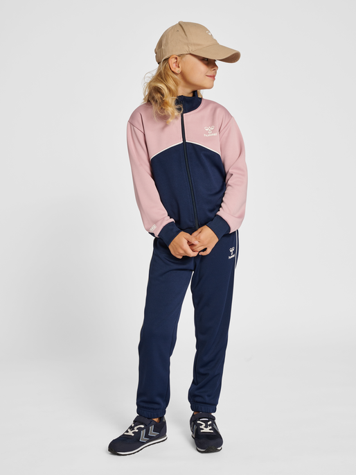 hmlLUBAGO TRACKSUIT, ZEPHYR, model