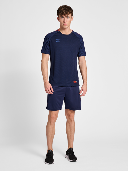 hmlQ4 POLY SHORT, 7026, model