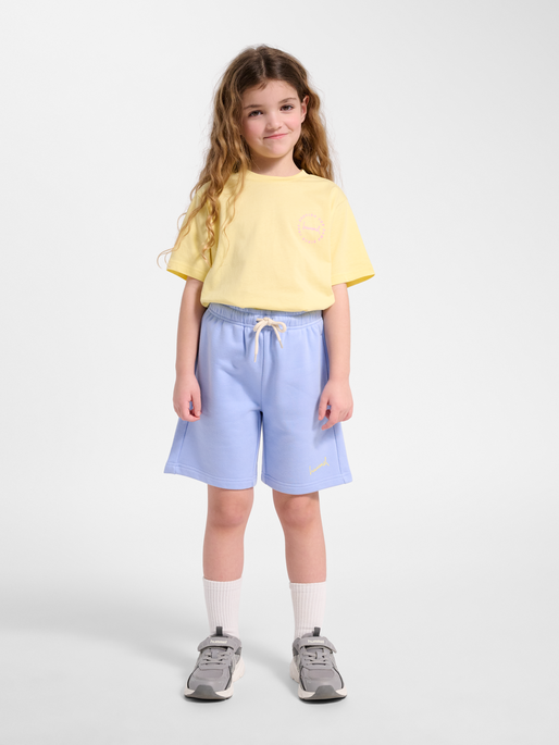 hmlJR REG GRAPHIC T-SHIRT S/S, MELLOW YELLOW, model