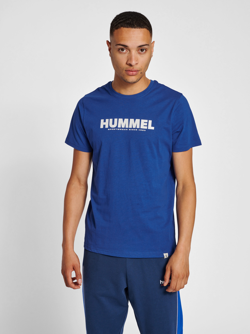 hmlLEGACY T-SHIRT, MAZARINE BLUE, model